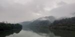 云雾缭绕河水山峰图