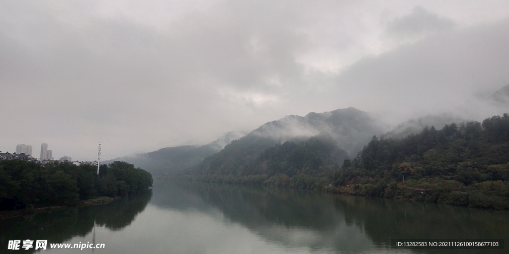 云雾缭绕河水山峰图