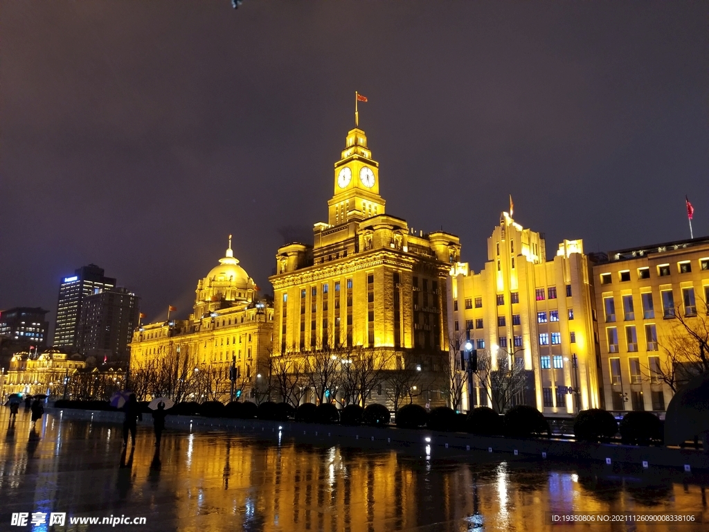 上海外滩老建筑的夜景灯光