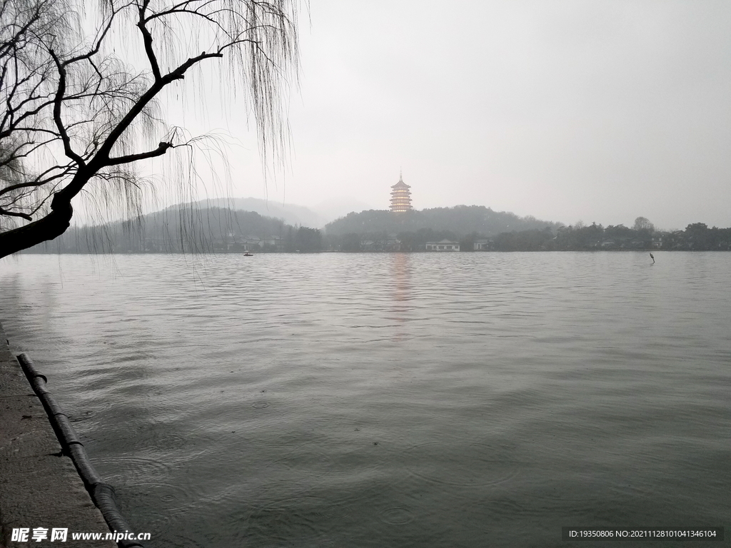 杭州西湖雷锋塔雨景