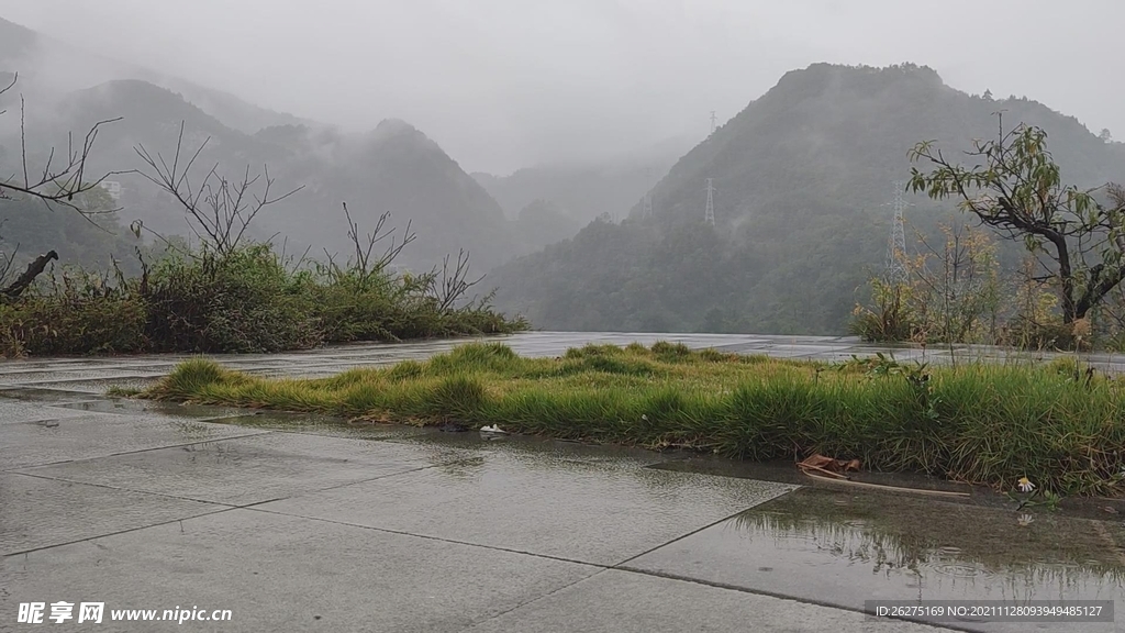 北郊湖雨景