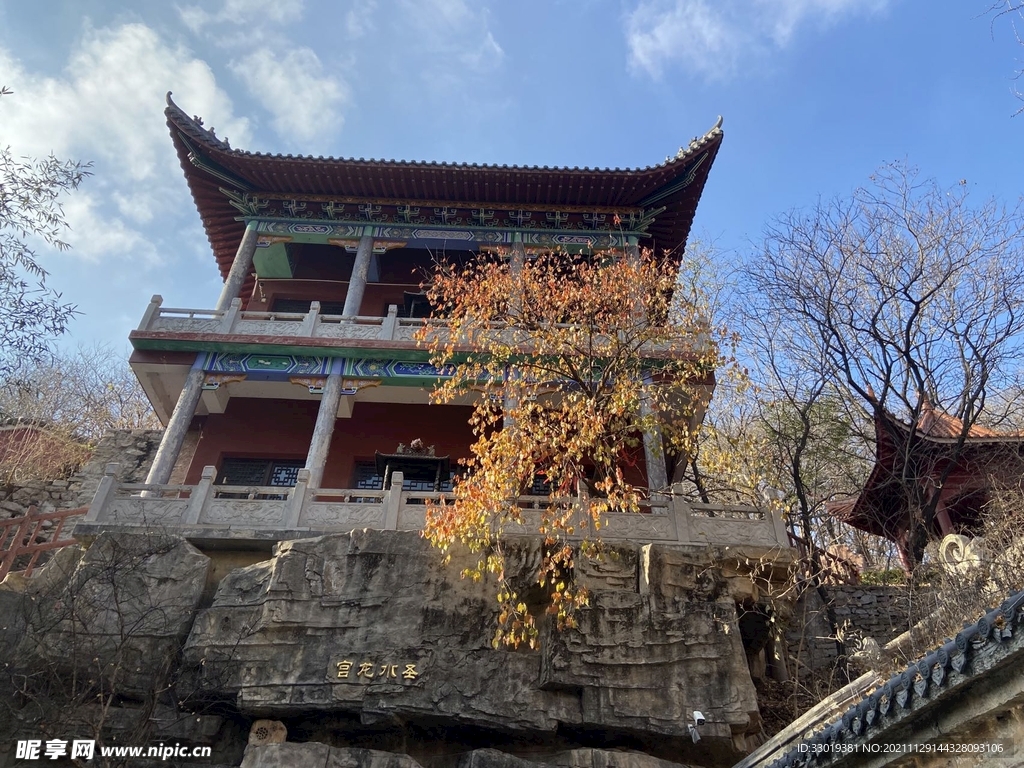 深秋寺院古塔