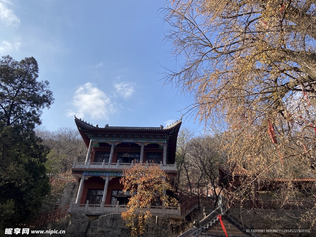 深秋寺庙