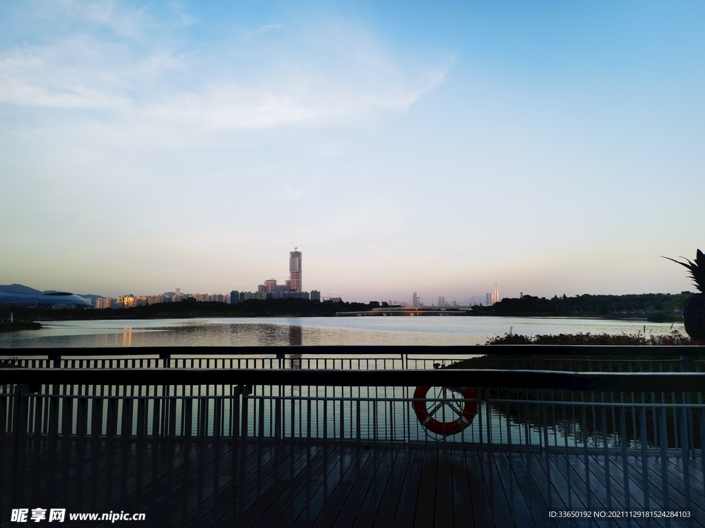 夕阳下的深圳湾