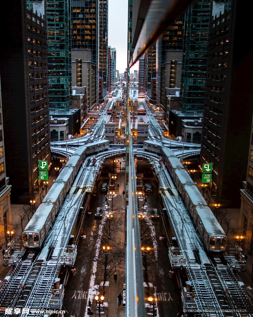 美丽傍晚城市道路