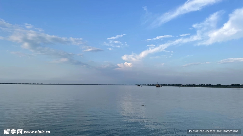 蓝天 白云 湖面 天空之镜