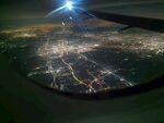 飞机窗外的城市夜景