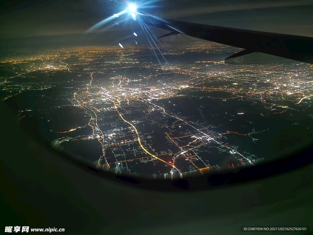 飞机窗外的城市夜景