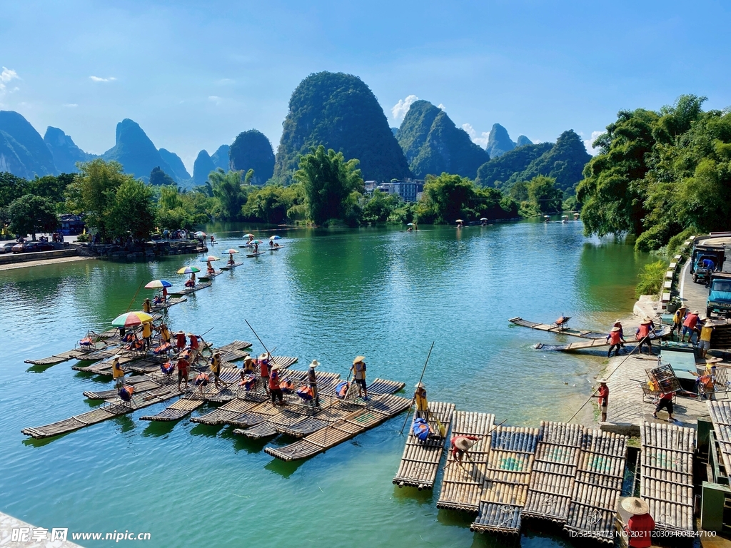 桂林阳朔竹筏风景图片