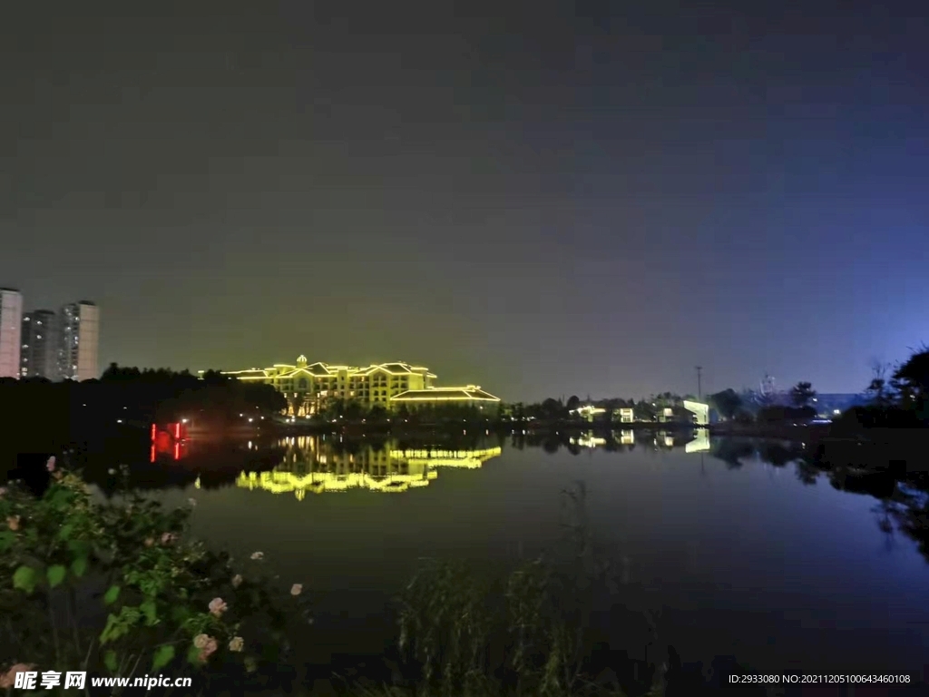 工业区傍晚夜景杨柳湖光