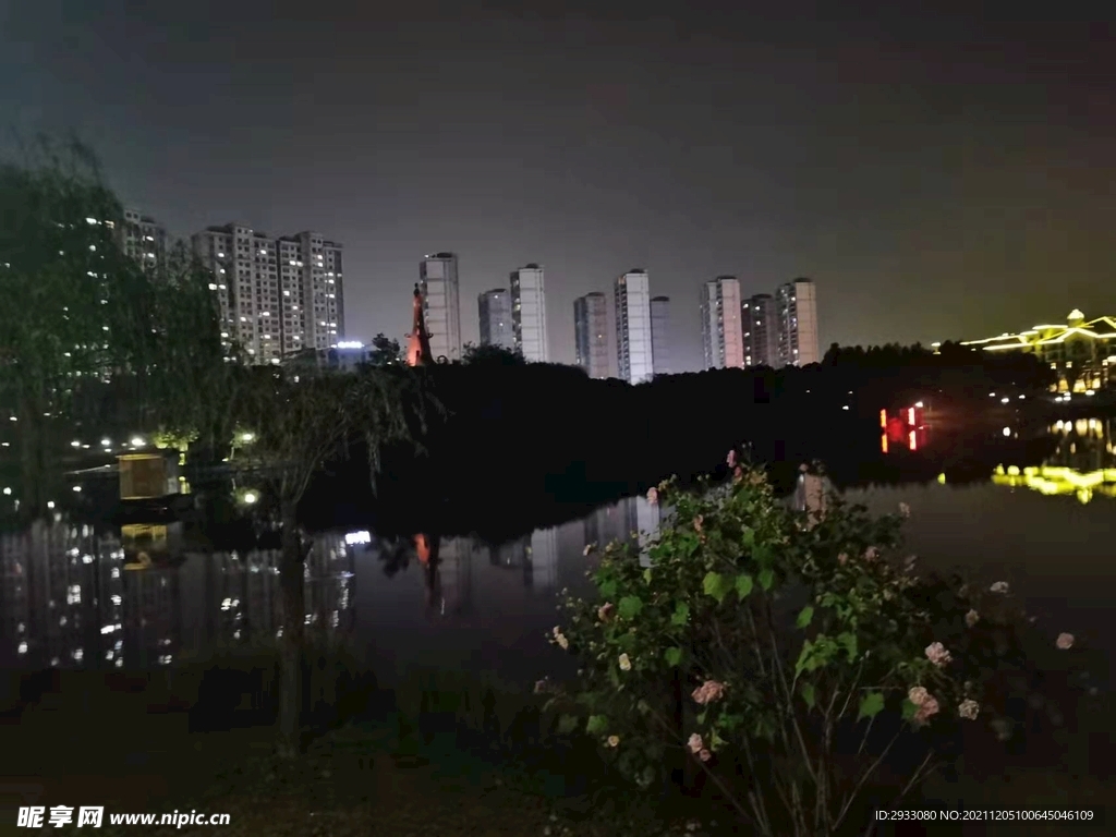 工业区傍晚夜景杨柳湖光