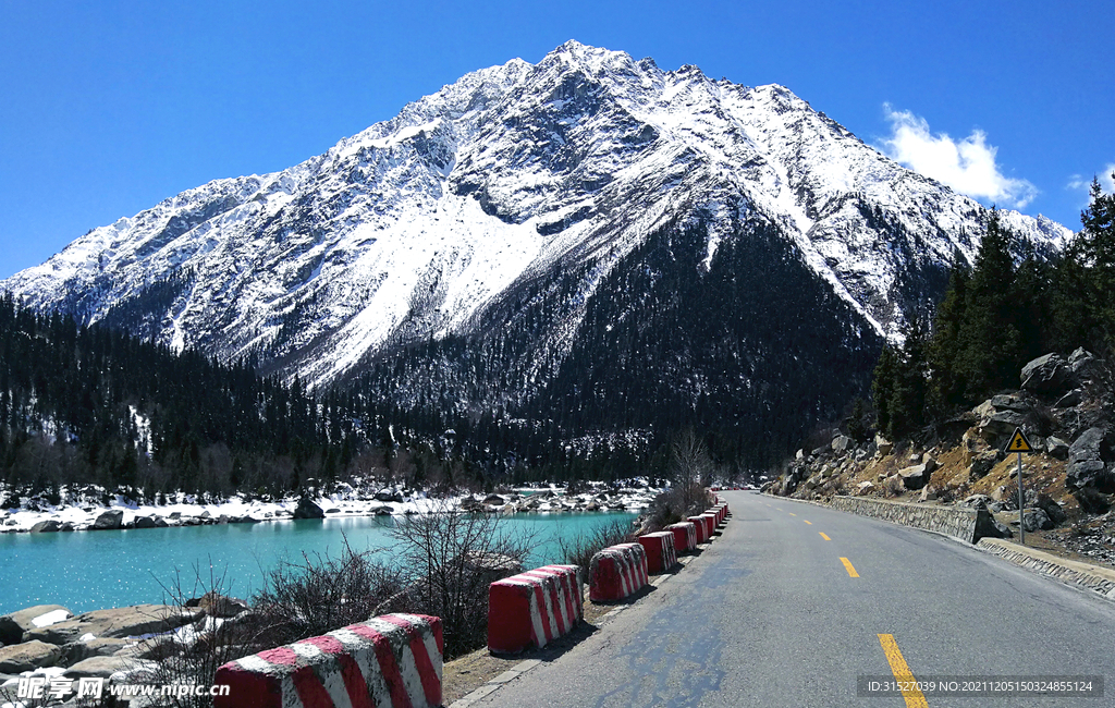 雪山下的公路摄影图