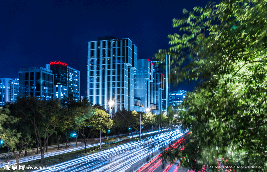 夜晚的城市道路