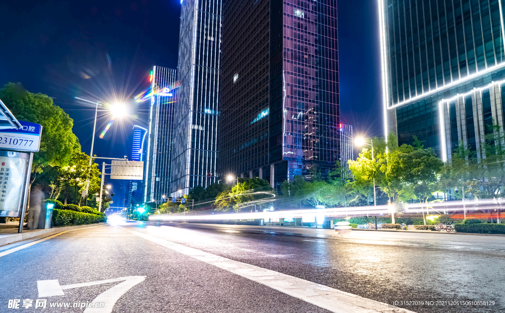 夜晚的城市道路摄影