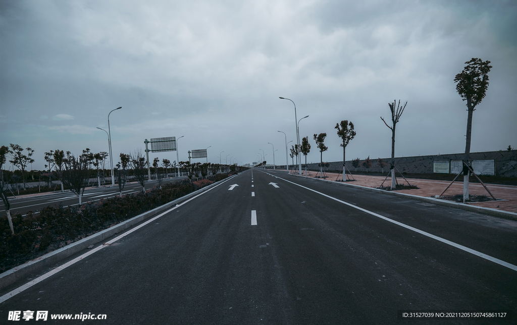 蓝天白云下的公路
