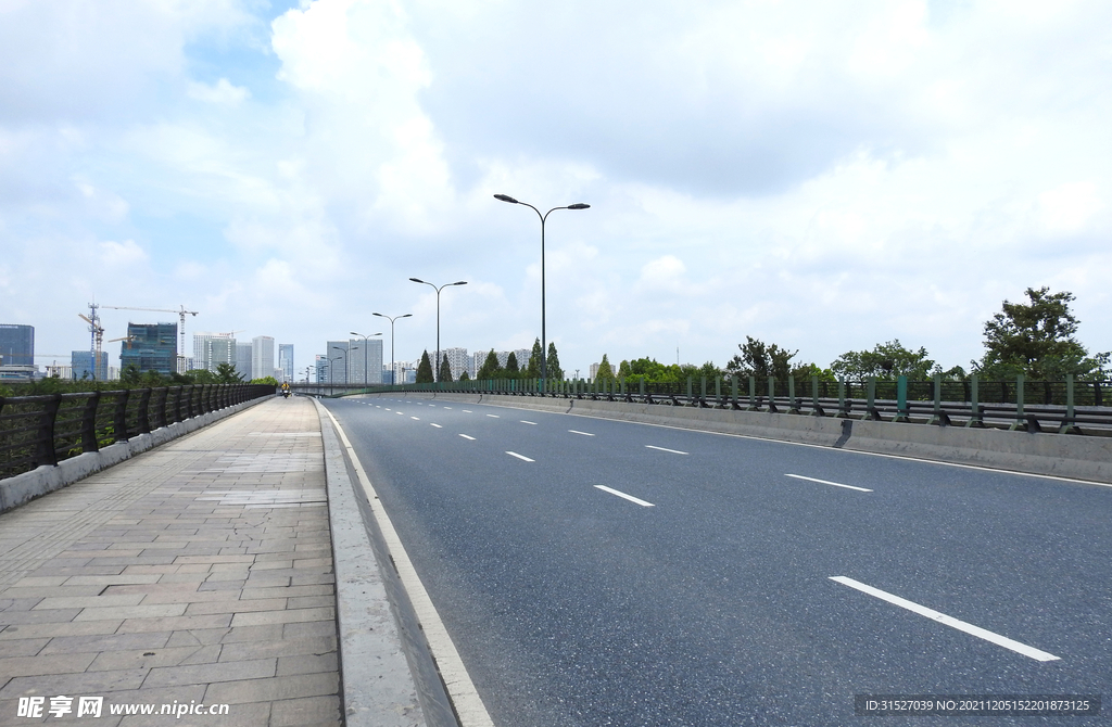 蓝天白云下的公路摄影