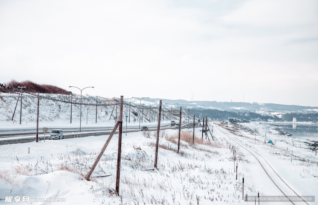 被雪覆盖的道路摄影图