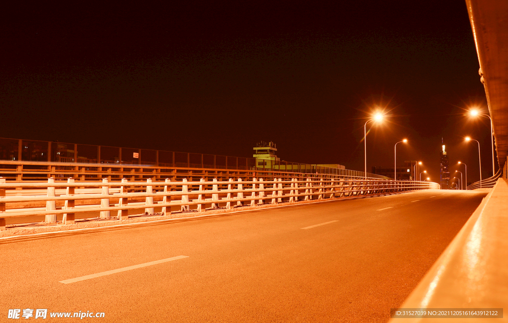 夜晚的城市道路