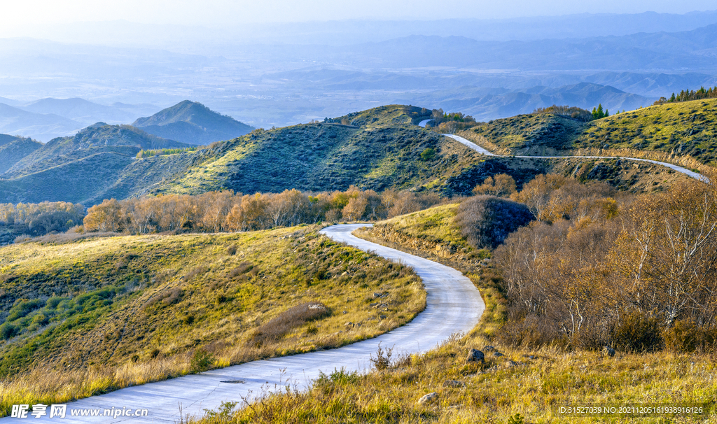 山里面的道路摄影图