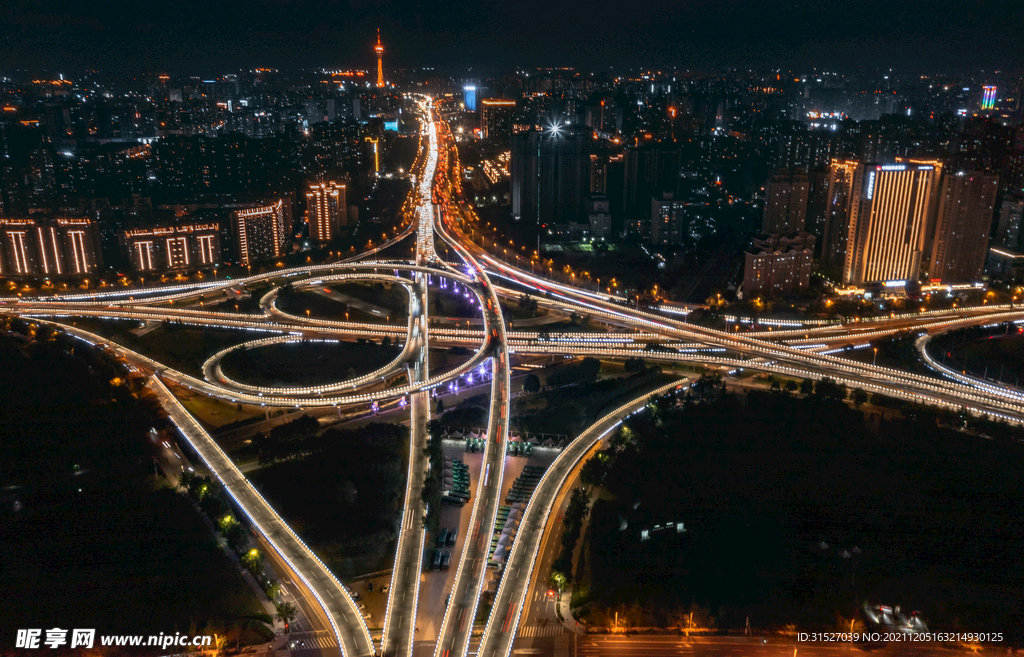 夜晚的城市立交道路摄影