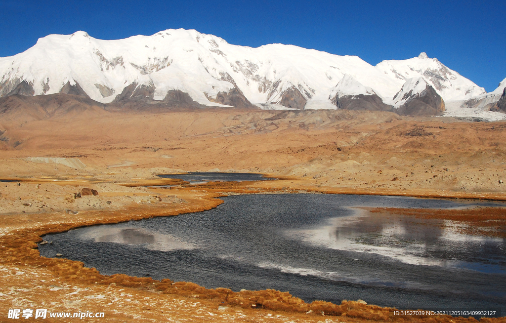 雪山湖泊摄影图