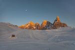 雪地山脉太阳月亮旅行