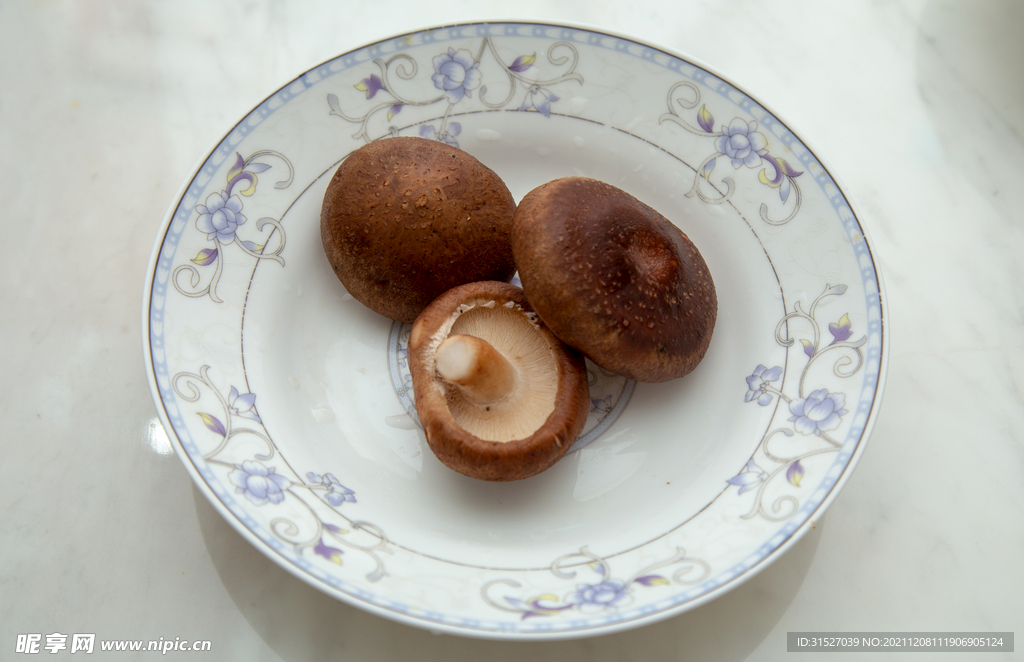 盘子里的香菇摄影