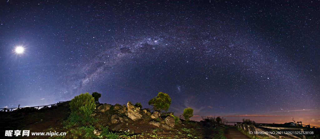 星空高山背景图片