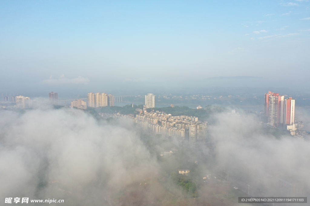 晨雾中的城市