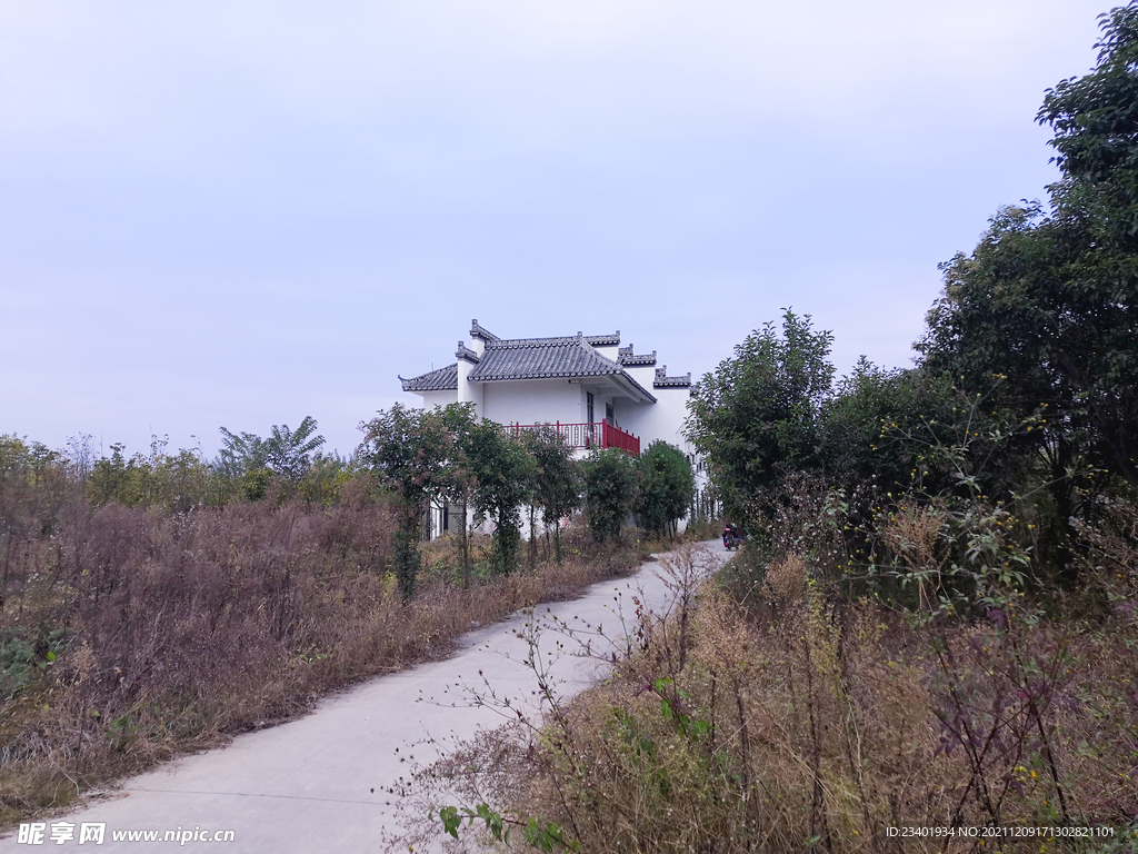 水泥道路和徽派住宅