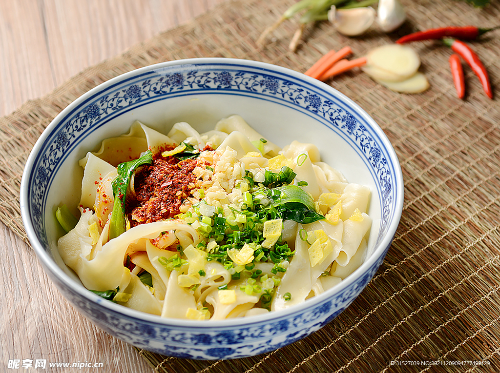 面食素材油泼面摄影图