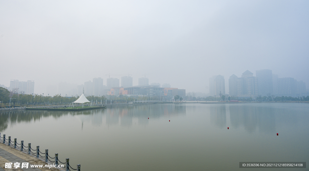 扬州明月湖雾景