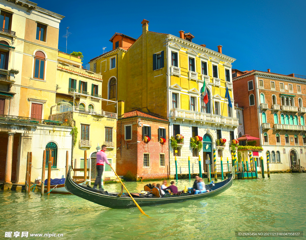意大利威尼斯，面带意大利国旗的微笑女子 威尼斯周末 游客在威尼斯度假愉快 库存图片 - 图片 包括有 长平底船, 节假日: 159186099