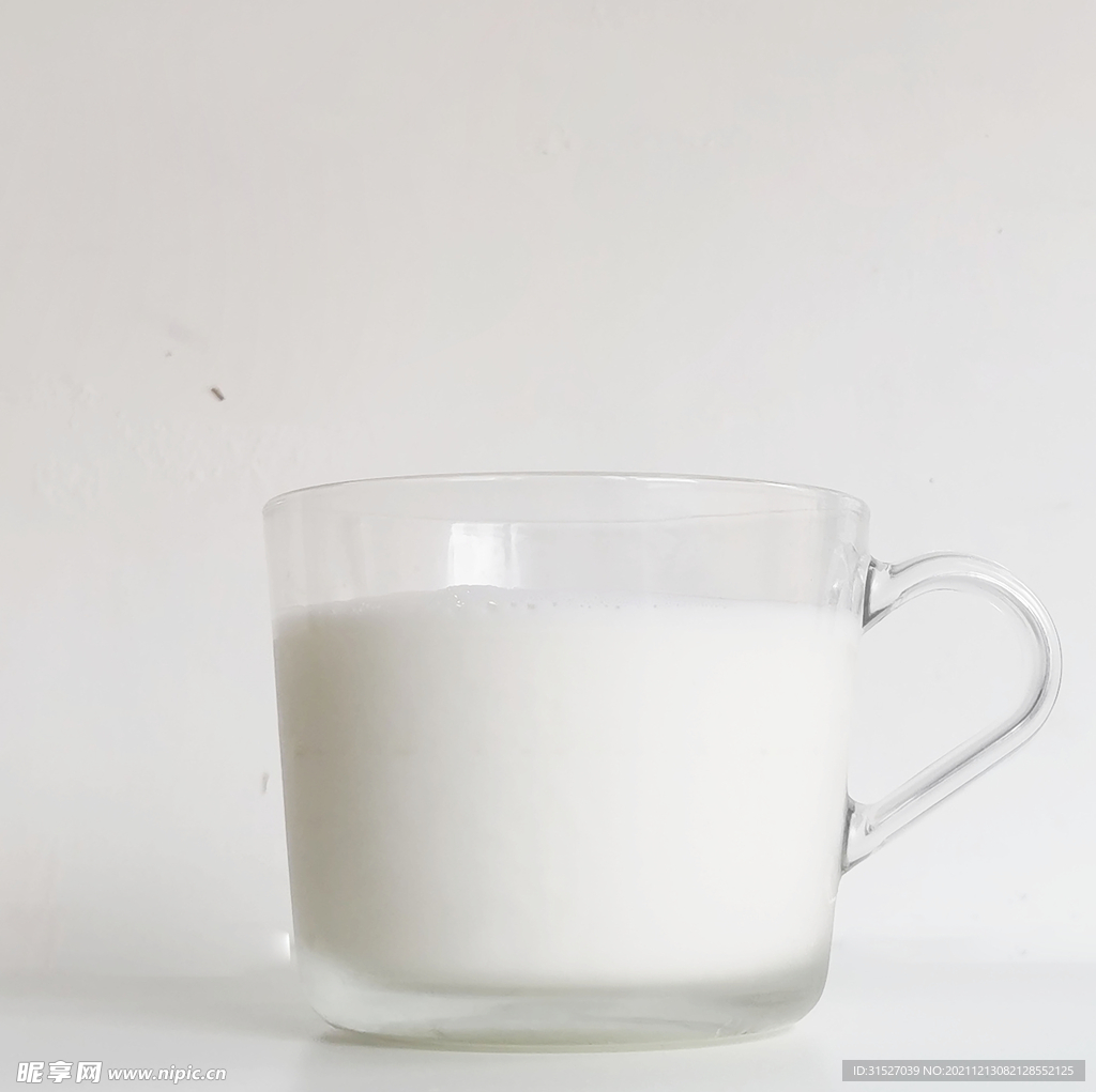 玻璃杯中的牛奶摄影图