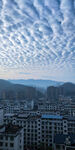 城市天空云朵房子图