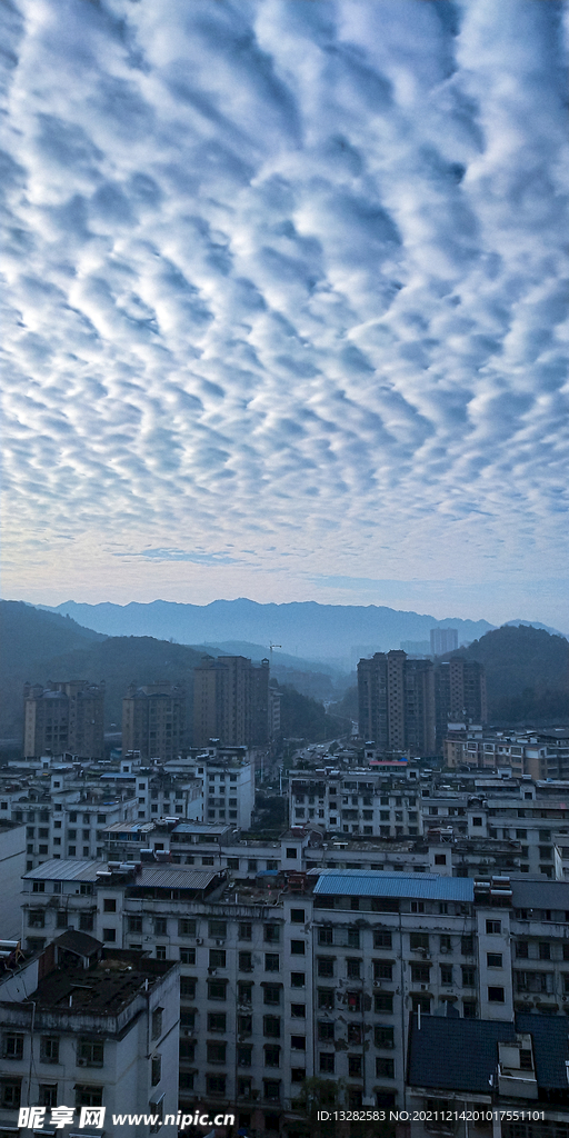 城市天空云朵房子图