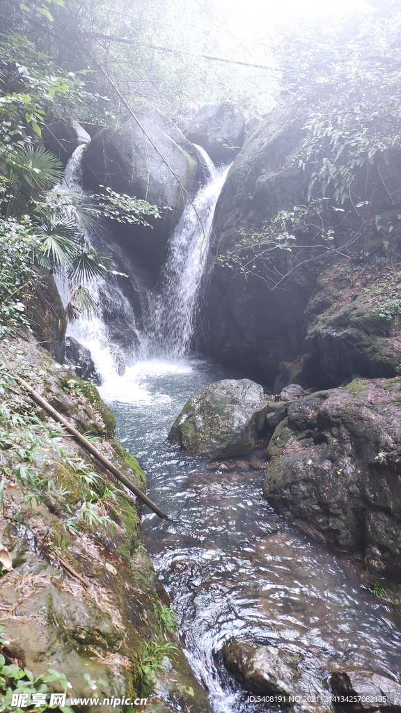 小河流水