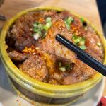 筷子夹起粉蒸肉