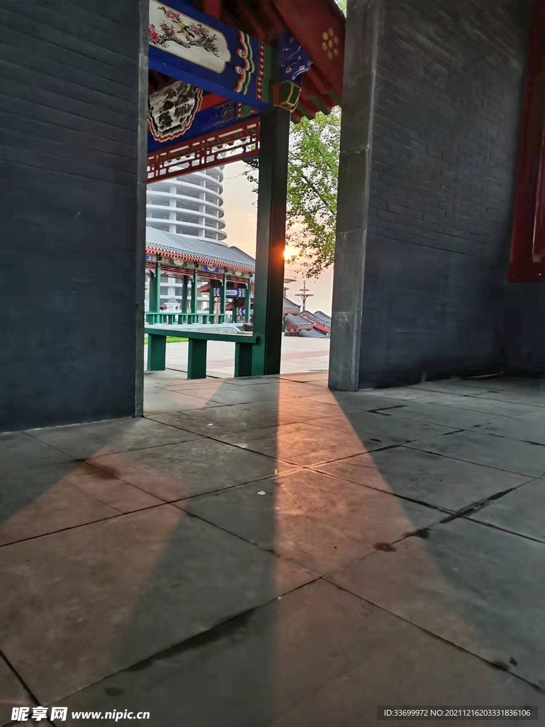 古建筑日出
