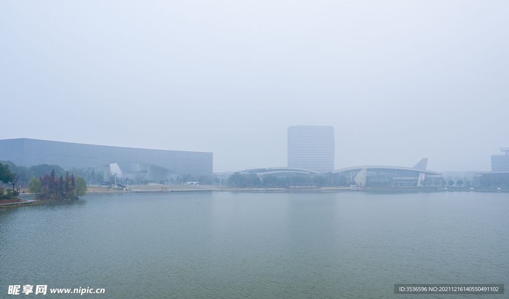 湖边雾景