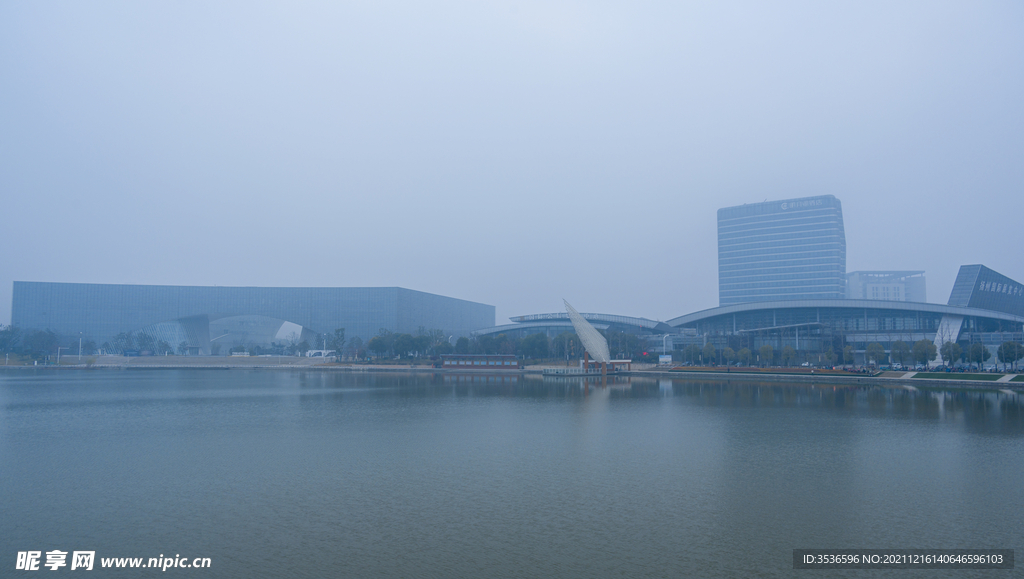 扬州明月湖边雾景