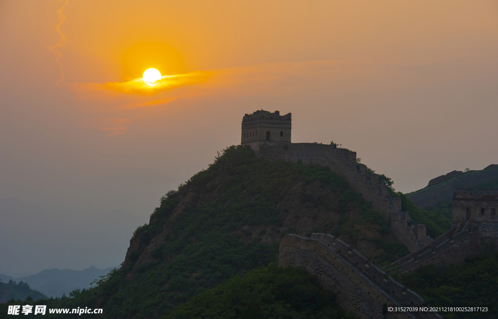 夕阳下的长城