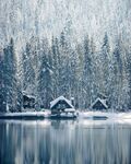 冬季雪景湖边小屋