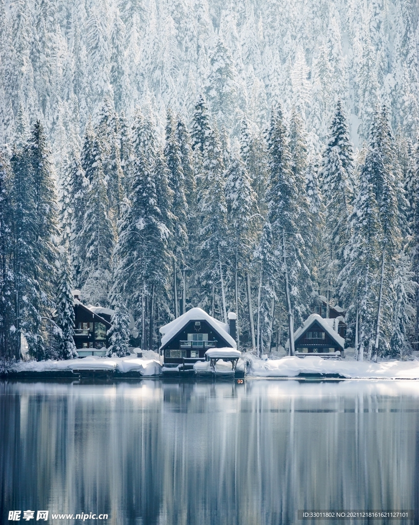 冬季雪景湖边小屋