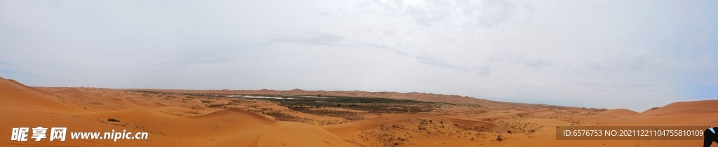 阿拉善沙漠月亮湖全景