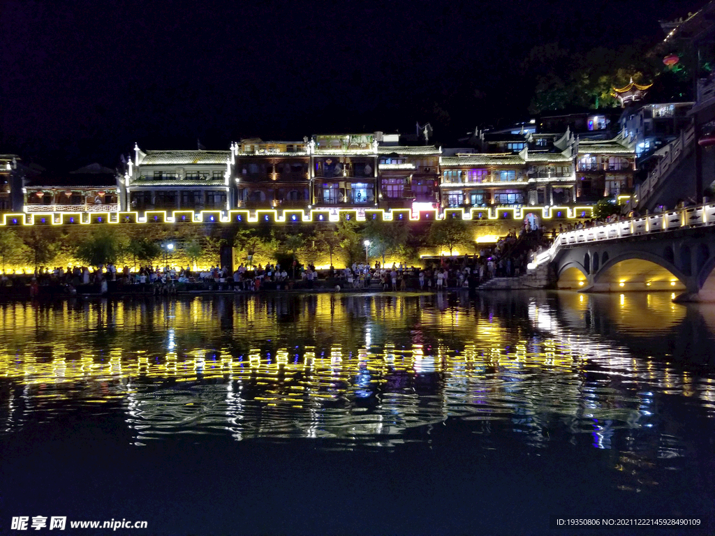 凤凰古城沱江边建筑的夜景灯光