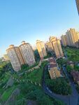 楼层楼房楼盘小区绿化水池夕阳