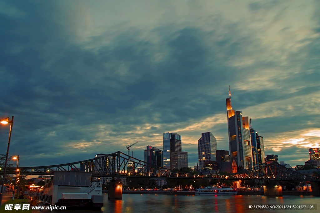 橙青色城市夜景