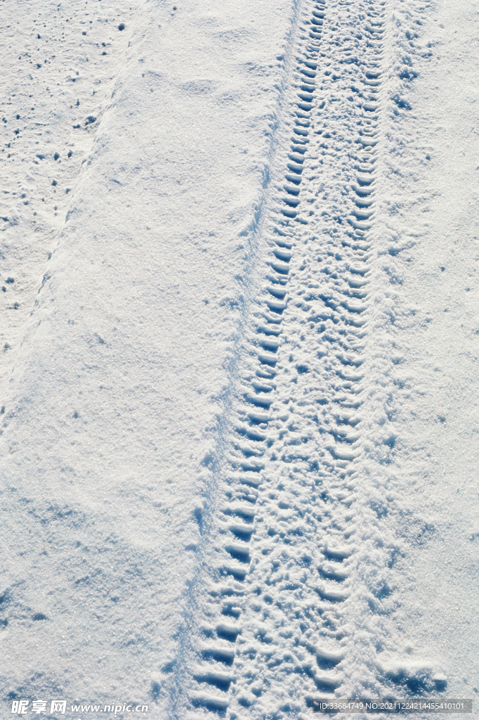 雪地里的轮胎痕迹