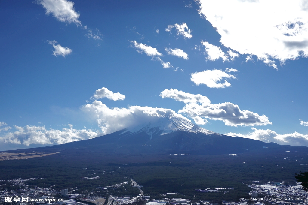 蓝天下的富士山